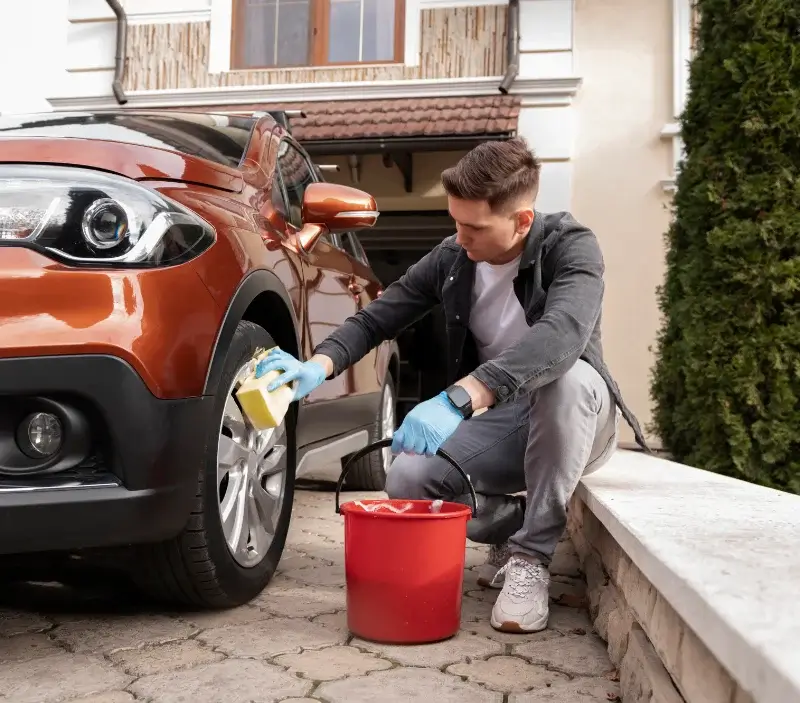 Lavage auto à domicile Cinqueux : professionnel intervenant sur un véhicule